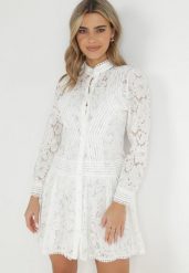 Biała Koszulowa Sukienka z Koronką Jolley. Białe sukienki Born2be, m, z aplikacjami, z koronki, bez kołnierzyka, bez ramiączek, mini, koszulowe. Za 289.99 zł.