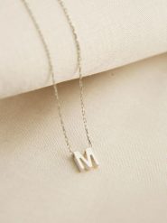 Lodie Silver Srebrny naszyjnik "M" z zawieszką - dł. 43 cm rozmiar: onesize. Szare naszyjniki Lodie Silver, z materiału, srebrne. Za 83.03 zł.