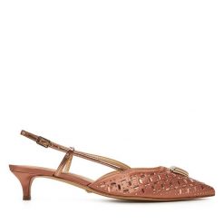Sandały Guess. Brązowe sandały Guess, z aplikacjami, bez obcasa, na szpilce, bez zapięcia. Za 759.99 zł.