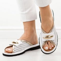 Białe skórzane klapki damskie T.Sokolski 26008. Białe klapki Sokolski, z aplikacjami, ze skóry, casualowe, bez obcasa, na płaskiej podeszwie, bez zapięcia. Za 299.00 zł.