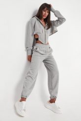 Spodnie dresowe damskie VERSACE JEANS COUTUTRE. Spodnie dresowe Versace Jeans Couture, bez wzorów, z dresówki. W wyprzedaży za 902.30 zł.