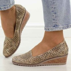 Złote wąż czółenka damskie na koturnie Potocki 12306. Żółte czółenka POTOCKI, na wiosnę, w ażurowe wzory, ze skóry, bez obcasa, na koturnie, bez zapięcia. Za 169.00 zł.