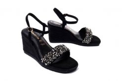 TAMARIS 28380-38 023 black/glam, sandały damskie. Czarne sandały Tamaris, bez wzorów, z gumy, bez obcasa, na koturnie, bez zapięcia. Za 279.90 zł.