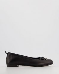 KLASYCZNE BALERINY 2339 BLACK. Czarne baleriny Venezia, bez wzorów, ze skóry, klasyczne, bez obcasa, bez zapięcia. Za 189.00 zł.