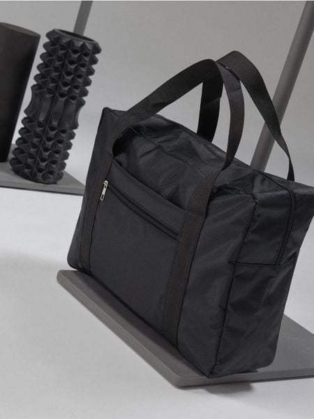 Torba na siłownię - czarny. Czarne torby sportowe Sinsay, bez wzorów. Za 15.99 zł.
