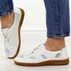 Białe ażurowe skórzane półbuty damskie Jezzi 8544. Białe półbuty wsuwane Jezzi, na jesień, w ażurowe wzory, z jeansu, casualowe, z okrągłym noskiem, bez obcasa, na płaskiej podeszwie. Za 199.00 zł.