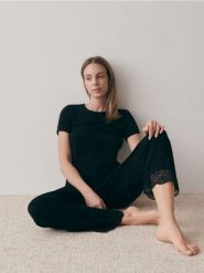 Dwuczęściowa piżama - czarny. Czarne piżamy Reserved, l, bez wzorów, z dzianiny, bez kołnierzyka, bez ramiączek. W wyprzedaży za 99.99 zł.