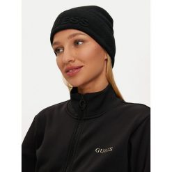Czapka Guess. Czarne czapki zimowe Guess, z aplikacjami. Za 169.99 zł.