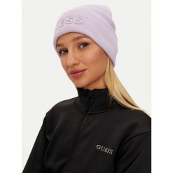 Czapka Guess. Fioletowe czapki zimowe Guess, z aplikacjami. Za 169.99 zł.