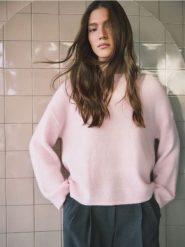 Sweter z wełną i moherem - pastelowy róż. Czerwone swetry Reserved, l, bez wzorów, z dzianiny, bez ramiączek. Za 239.99 zł.