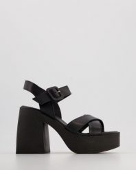 CZARNE SANDAŁY 9588-1 BLACK. Czarne sandały Venezia, bez wzorów, ze skóry, bez obcasa, na platformie, bez zapięcia. Za 279.00 zł.