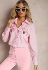 Różowa Klasyczna Koszula z Kieszeniami Zdobiona Cyrkoniami i Kwiatowym Detalem Herlla. Czerwone koszule Renee, m, z aplikacjami, eleganckie, bez kołnierzyka, bez ramiączek. W wyprzedaży za 55.99 zł.