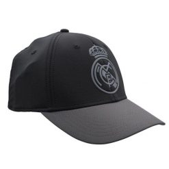 Real Madryt czapka z daszkiem Cap szara. Szare czapki z daszkiem Real Madrid, bez wzorów, sportowe. W wyprzedaży za 99.35 zł.