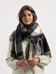 TRAVELIN' Szal w kolorze beżowo-czarnym rozmiar: onesize. Brązowe szaliki i kominy Travelin', bez wzorów, z materiału. Za 173.99 zł.