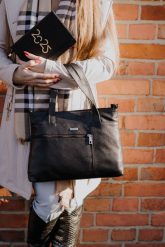 Shopperka skórzana SHE 695 czarna. Czarne torebki klasyczne SHE, bez wzorów, ze skóry, biznesowe, bez dodatków. Za 229.99 zł.