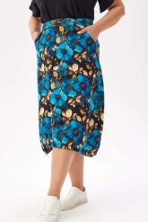 Wygodna i stylowa dresowa spódnica Karina - wyrazisty kwiatowy wzór w odcieniach niebieskiego PLUS SIZE XXL. Niebieskie spódnice Moda Size Plus Iwanek, na co dzień, l, bez wzorów, z bawełny, eleganckie, mini, dopasowane. Za 199.90 zł.