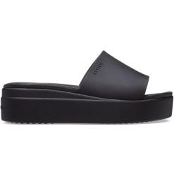 Klapki plażowe damskie Crocs Brooklyn Slide. Czarne klapki Crocs, bez wzorów, sportowe, bez obcasa, bez zapięcia. Za 165.99 zł.