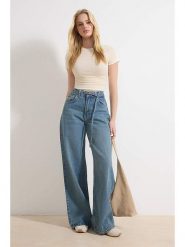 Trendyol Dżinsy - Comfort fit - w kolorze niebieskim rozmiar: 38. Niebieskie jeansy Trendyol, bez wzorów, z tkaniny, klasyczne, z podwyższonym stanem. Za 104.99 zł.