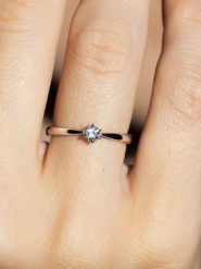 DIAMANTA Złoty pierścionek "Solitaire Envoûtant" z diamentem rozmiar: 52. Szare pierścionki DIAMANTA, z diamentem, złote. Za 1,348.99 zł.