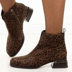 Brązowe cętkowane skórzane botki damskie na obcasie DiA 52-852. Brązowe botki DiA, bez wzorów, z jeansu, eleganckie, z okrągłym noskiem, bez obcasa, na obcasie, bez zapięcia. Za 399.00 zł.