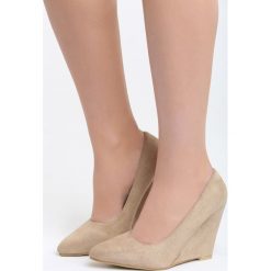 Beżowe Koturny Shrug Me Off. Czółenka marki Born2be. Za 39.99 zł.