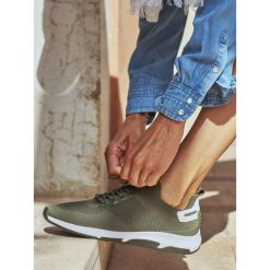 Buty z recyklingu dla kobiet TBS Confort. Brązowe buty sportowe lifestyle TBS, bez wzorów, sportowe, bez zapięcia. Za 445.50 zł.