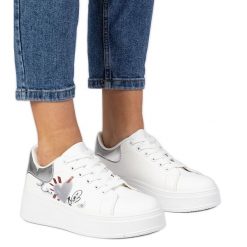 Biało-srebrne sneakersy trampki sportowe damskie z nadrukiem białe. Białe trampki bez wzorów, z tkaniny, sportowe, bez zapięcia. Za 84.03 zł.