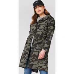NA-KD Płaszcz przeciwdeszczowy moro - Green,Multicolor. Kurtki przeciwdeszczowe marki NA-KD. Za 121.95 zł.