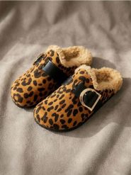 Klapki mule w panterkę z klamrą - wielobarwny. Klapki Sinsay, bez wzorów, bez obcasa, bez zapięcia. Za 45.99 zł.