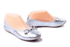 AXIM 7K2237 grey, klapki basenowe damskie. Szare klapki Axim, bez wzorów, bez obcasa, bez zapięcia. Za 29.99 zł.