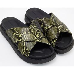 Klapki z motywem zwierzęcym - Khaki. Klapki marki Reserved. Za 69.99 zł.