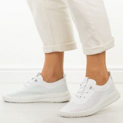 Białe ażurowe półbuty damskie Potocki 16366. Białe buty sportowe lifestyle POTOCKI, na lato, w ażurowe wzory, z dresówki, biznesowe, z okrągłym noskiem, bez zapięcia. W wyprzedaży za 113.52 zł.
