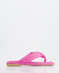 KLAPKI DAMSKIE TAS-366 FUXIA. Klapki Venezia, bez wzorów, ze skóry, bez obcasa, bez zapięcia. Za 139.00 zł.