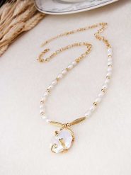 Pierres de Jade Pozłacany naszyjnik z elementami ozdobnymi - dł. 50 cm rozmiar: onesize. Białe naszyjniki Pierres de Jade, z materiału, z perłą, pozłacane. Za 101.47 zł.