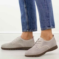 Szare ażurowane skórzane półbuty damskie Sergio Leone sp005. Szare półbuty wsuwane Sergio Leone, na lato, w ażurowe wzory, z jeansu, casualowe, z okrągłym noskiem, bez obcasa, na płaskiej podeszwie. Za 209.00 zł.