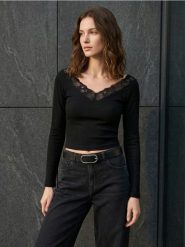 Bawełniana prążkowana bluzka z koronkowym dekoltem - czarny. Czarne bluzki Sinsay, l, bez wzorów, z bawełny, bez kołnierzyka, bez ramiączek. Za 29.99 zł.