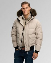 Superdry Kurtka Everest Hooded Puffer Bomber – Relaxed Fit. Brązowe kurtki Superdry, xl, z aplikacjami, z elastanu, z kapturem. Za 774.50 zł.