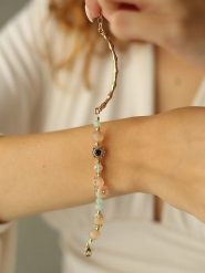 Pierres delicates Pozłacana bransoletka z kamieniami szlachetnymi i perłami rozmiar: onesize. Białe bransoletki Pierres delicates, z cyrkonią, pozłacane. Za 52.99 zł.