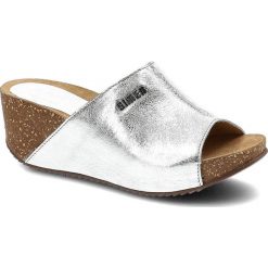 Srebrne Klapki Simen Wygodne Skórzane Buty Na Koturnie. Szare klapki Simen, bez wzorów, bez obcasa, na koturnie, bez zapięcia. Za 289.00 zł.