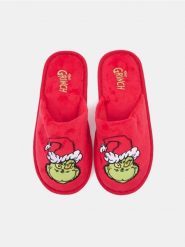 Ciepłe kapcie z motywem świątecznym Grinch - czerwony. Czerwone kapcie Sinsay, bez wzorów. Za 35.99 zł.