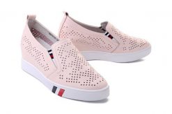 ARTIKER RELAKS 48C1535 różowy, półbuty/sneakersy damskie. Czerwone półbuty wsuwane Artiker Relaks, na lato, w ażurowe wzory, ze skóry, bez obcasa, na koturnie. Za 112.45 zł.