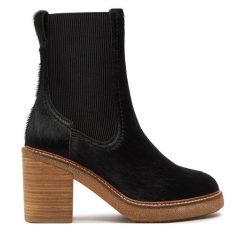 Botki Clarks. Czarne botki Clarks, bez wzorów, bez obcasa, na słupku, bez zapięcia. Za 529.99 zł.