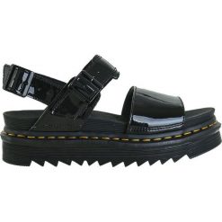 Dr. Martens sandały Voss 25773001. Sandały Dr Martens, bez wzorów, bez obcasa, bez zapięcia. Za 499.00 zł.