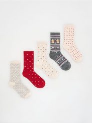 Skarpetki ze świątecznym motywem 5 pack - czerwony. Czerwone skarpetki Reserved, bez wzorów. Za 59.99 zł.