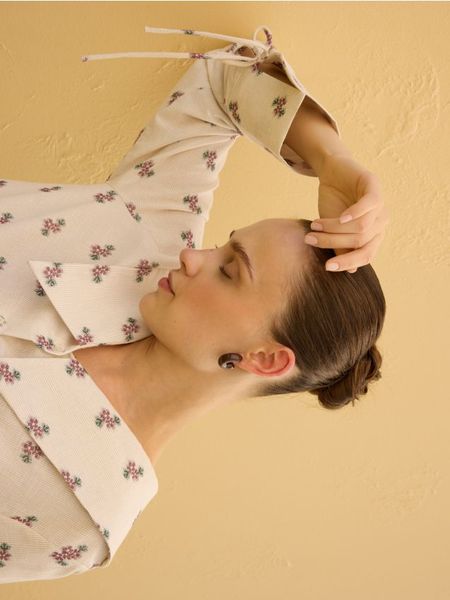 Koszula w kwiaty - wielobarwny. Koszule Reserved, l, bez wzorów, z bawełny, bez kołnierzyka, bez ramiączek. Za 149.99 zł.