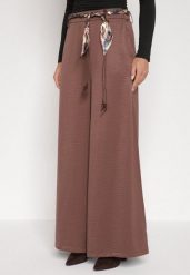 Brązowe Spodnie o Szerokim Kroju Ozdobione Paskiem Tusrina. Brązowe spodnie materiałowe Born2be, bez wzorów, z jeansu, eleganckie. Za 119.99 zł.