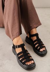 Czarne Casualowe Sandały Gladiatorki VICES z Imitacji Zamszu Savaronei. Czarne sandały Born2be, bez wzorów, z satyny, casualowe, bez obcasa, na płaskiej podeszwie, bez zapięcia. Za 119.99 zł.