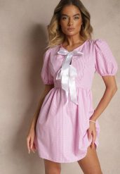 Różowa Retro Sukienka w Kratkę Vichy o Rozkloszowanym Kroju z Wiązaniem Temarea. Czerwone sukienki Renee, na co dzień, l, bez wzorów, z jeansu, eleganckie, bez kołnierzyka, bez ramiączek, mini, kopertowe. W wyprzedaży za 67.99 zł.