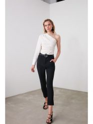 Trendyol Spodnie w kolorze czarnym rozmiar: 36. Czarne spodnie materiałowe Trendyol, bez wzorów, z materiału, z podwyższonym stanem. Za 66.00 zł.