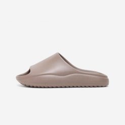Klapki Unisex Slide. Brązowe klapki Decathlon, bez wzorów, sportowe, bez obcasa, bez zapięcia. W wyprzedaży za 79.99 zł.